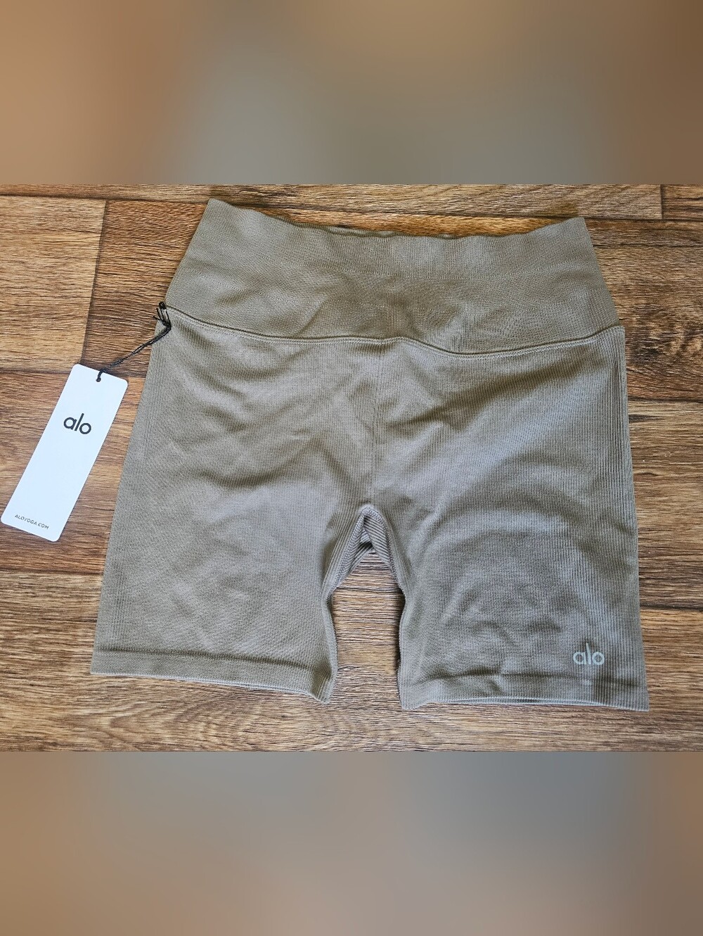 NWT ALO 5" Seamless Ribbed Favorite Short Light Cocoa - Medium
